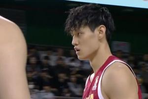 太緊了！曾凡博上籃被防下 隨后撿到球自己又手滑丟出邊線