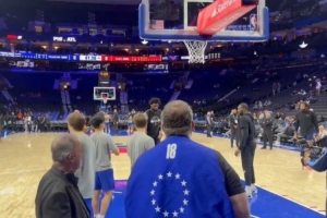 目前狀態(tài)出戰(zhàn)成疑！恩比德賽前熱身 一頓訓(xùn)練罰球未見跑跳