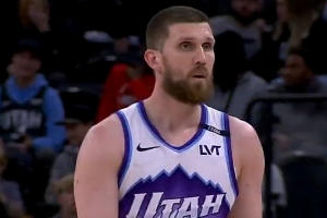 射手也能這么玩！米哈伊柳克突破 海底撈月大回環(huán)拉桿上籃！