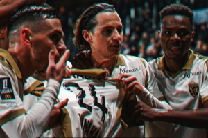 法甲-托萬(wàn)雙響！朗斯2-1昂熱，自2004年以來(lái)首次登頂法甲積分榜