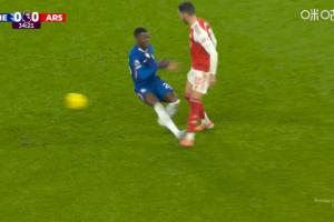 這下有點狠！凱塞多蹬踏梅里諾腳腕，VAR介入后改判直紅