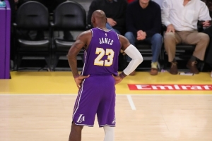 詹姆斯談失利原因：失誤和轉(zhuǎn)換得分 這只是一場比賽&不會太過瘋狂