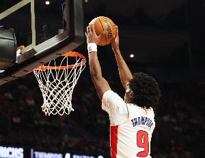 人到球到！康寧漢姆持球吸引防守 妙傳助攻奧薩爾空切暴扣