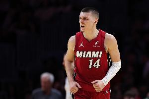 不講道理！時(shí)間即將耗盡 希羅面對萊昂納德超遠(yuǎn)壓哨命中