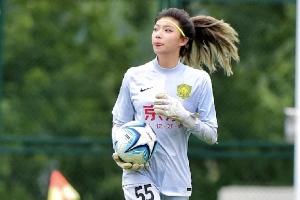 ??182大長(zhǎng)腿女足門將上前攔截，遭齊達(dá)內(nèi)“馬賽回旋”戲耍