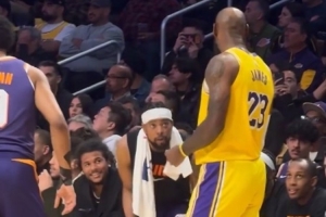 上賽季曾并肩作戰(zhàn)！詹姆斯在場上和場邊的古德溫聊天