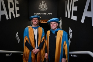 官方：紐卡主帥埃迪·豪、后衛(wèi)丹·伯恩被授予民法學(xué)榮譽(yù)博士學(xué)位