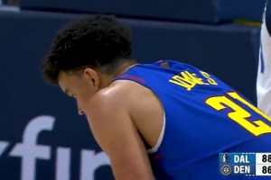 狀元又如何！斯潘塞·瓊斯中路突破 過掉弗拉格雙手暴扣！