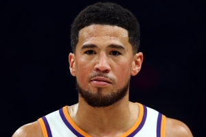 中途傷退！喬丹·奧特：布克是在首節(jié)突破海斯的防守時(shí)受的傷