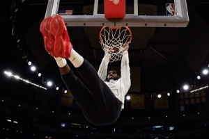 與啦啦隊同場！詹姆斯完成賽前熱身 練習中投三分 扣籃后雙手吊筐