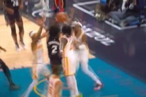 一人晃一隊！CC變向+轉身晃過2人直入禁區(qū)空中再躲3人拉桿鎖勝局