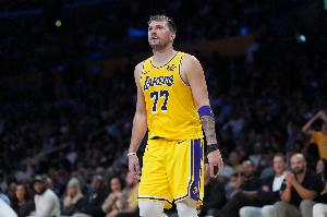 這動作很嫻熟！東契奇單打狄龍 翻身后仰金雞獨立中投命中！