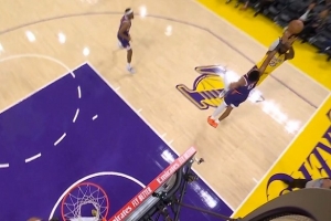 爐火純青！詹姆斯持球背打 轉身后仰空心命中