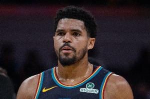 奮力反擊！康寧漢姆搶斷送長傳 哈里斯歐洲步扣籃打停老鷹