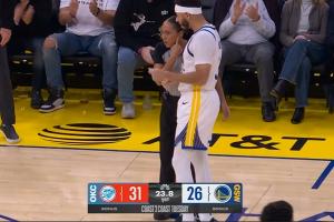 ??兄弟籃球弟弟先上！賽斯-庫里首節(jié)末登場 勇士主場全場歡呼！