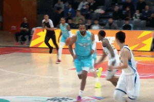 希望無礙！段昂君反擊被廣廈外援塔克沖撞倒地 緩了好一會兒才起