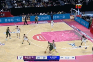 這外援有點猛！馬內(nèi)克強碾隔扣孟子凱 后者直接摔出場外