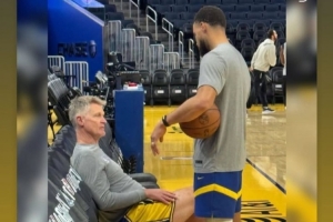 09雙雄互動！庫里上腳哈登10代戰(zhàn)靴 哈登INS轉(zhuǎn)發(fā)：????