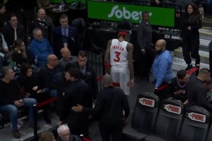 可別是傷了！第三節(jié)未打完 英格拉姆低頭返回更衣室