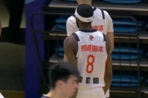 扛起進(jìn)攻！賈斯汀·霍勒迪半場(chǎng)8中5砍最高18分 罰球6中6