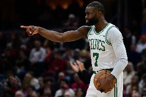 次節(jié)狂轟18分！杰倫·布朗半場(chǎng)14中9砍下22分2助1斷