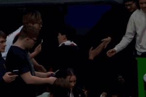 可惜沒有登場(chǎng)機(jī)會(huì)！楊瀚森離場(chǎng)時(shí)在球員通道和球迷握手擊掌