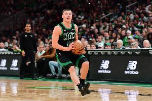 要崩？尼克斯連續(xù)失誤被凱爾特人打反擊 后者再打一波7-0