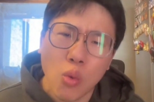 解說(shuō)：現(xiàn)在鵜鶘替補(bǔ)席躺了一排大哥 胖虎又傷&西部墊底 沒(méi)救了？