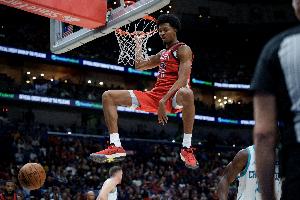 精準(zhǔn)制導(dǎo)！盧尼單手送長傳 墨菲接球起飛空籃炸扣