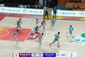 轉(zhuǎn)瞬即逝！塔克一條龍壓哨上籃 廣廈半節(jié)轟出20-1攻擊波反超5分