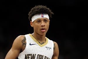 風(fēng)馳電掣！鵜鶘后場發(fā)動進(jìn)攻 費爾斯犀利突破打成2+1僅用時4秒