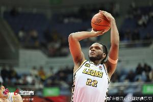 超高效兩雙！卡爾頓10中9拿到19分12板2助 正負(fù)值+19