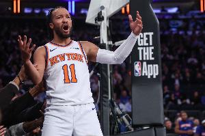 這不應該??！新秀詹姆斯外線出手造成布倫森三分犯規(guī)