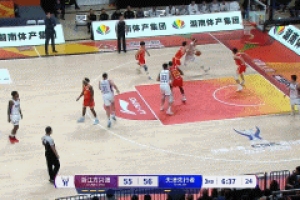 高炮臺(tái)發(fā)威！鄭昊燃三分命中還造犯規(guī) 打成3+1穩(wěn)住局勢(shì)