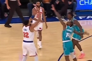 這什么戰(zhàn)術(shù)？唐斯祭出一米遠三分投籃 隨后助攻自己沖筐扣籃