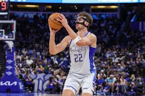 還是那么穩(wěn)！小瓦格納半場8中5拿到12分 另有2板4助2斷1帽