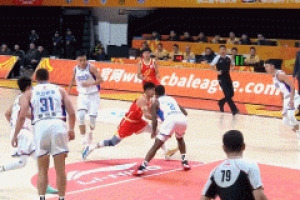 高難度！孫銘徽中路突擊 轉(zhuǎn)身對抗防守拉桿上籃打成2+1