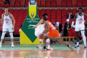 得分組織一把抓！特萊斯半場(chǎng)8中5&三分6中4拿15分 送出7次助攻