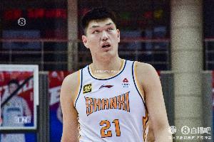 兩雙到手！劉傳興10中7拿到16分13板2斷1帽 拼下8前場(chǎng)板