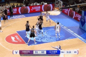 不冷靜！張陳治鋒拉拽馮嘉偉被吹違體犯規(guī) 后者兩罰全中