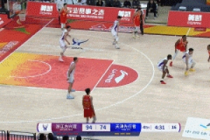 力拔山兮氣蓋世！雷瓊·塔克持球突破 起飛滑翔滿弓戰(zhàn)斧暴力劈扣