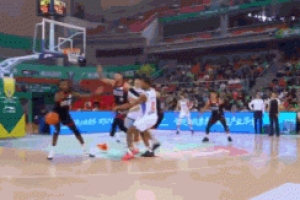 身體素質(zhì)炸裂！深圳外援史密斯半場(chǎng)8中5轟下20分1板3助2斷2帽