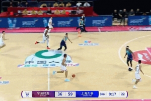 接著扣！洛夫頓反擊不看人擊地妙傳 白邊跟進(jìn)雙手暴扣還加罰