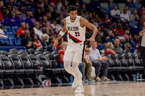 真硬！卡馬拉反擊強(qiáng)硬突破 頂著加蘭上籃打成2+1！