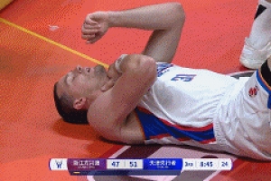 問題不大！桑普森強(qiáng)攻打到大衛(wèi)·詹姆斯脖子被吹技犯 主動致歉