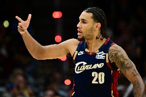 一馬當先！泰森反擊直奔籃下 起飛滑翔單手暴力灌筐