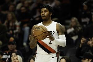 能夠把握機(jī)會！樂福底角空位接阿夫迪亞點(diǎn)傳 出手三分穩(wěn)穩(wěn)命中