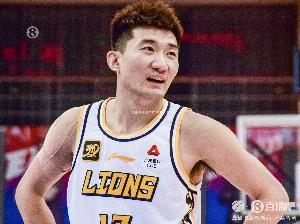 不太行！孫銘徽半場4中2拿到5分4助出現(xiàn)3失誤 三分2中0&正負(fù)值-4