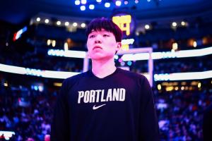 上場(chǎng)贏分！楊瀚森首節(jié)替補(bǔ)5分多鐘2罰2中 得到2分2板1助&正負(fù)值+5