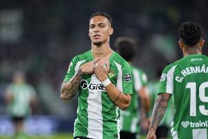 西媒：安東尼在一次跳躍中扭傷了左腳踝，可能缺席對陣巴薩的比賽